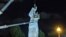Quintando la estatua de Cristóbal Colón en Chicago