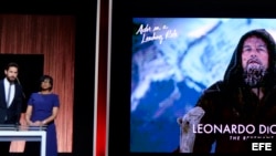 El actor estadounidense John Krasinski y la presidenta de la Academia de Hollywood, Cheryl Boone Isaacs, durante el anuncio de los nominados al Óscar.