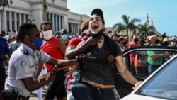 Un joven manifestante arrestado con violencia durante la protesta pacífica.