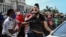 Un joven manifestante arrestado con violencia durante la protesta pacífica.
