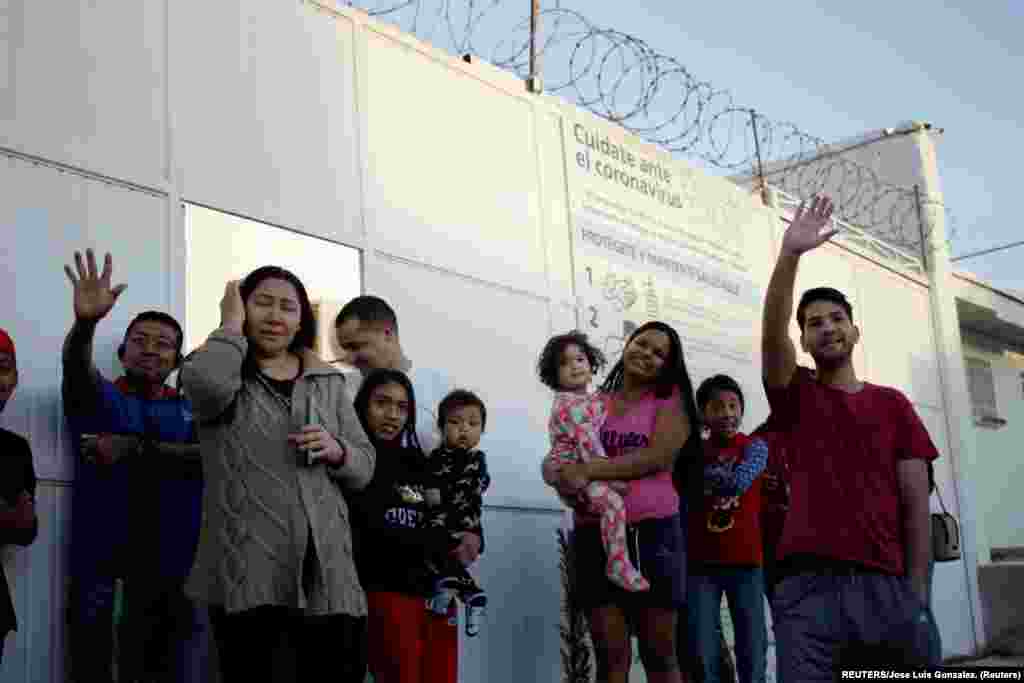 Migrantes en el refugio "El Buen Samaritano" se despiden de sus amigos. Foto: tomada el 11 de marzo de 2021 por REUTERS/José Luis González.