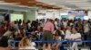 Los viajeros esperan en las puertas del aeropuerto de Linate en Milán, Italia, el viernes 19 de julio de 2024. (Foto AP/Luca Bruno)