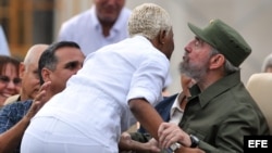 Fidel Castro saluda a la cantante Haila