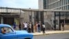 Peloteros cubanos esperan fuera de la Embajada de EEUU para hacer una petición de visa