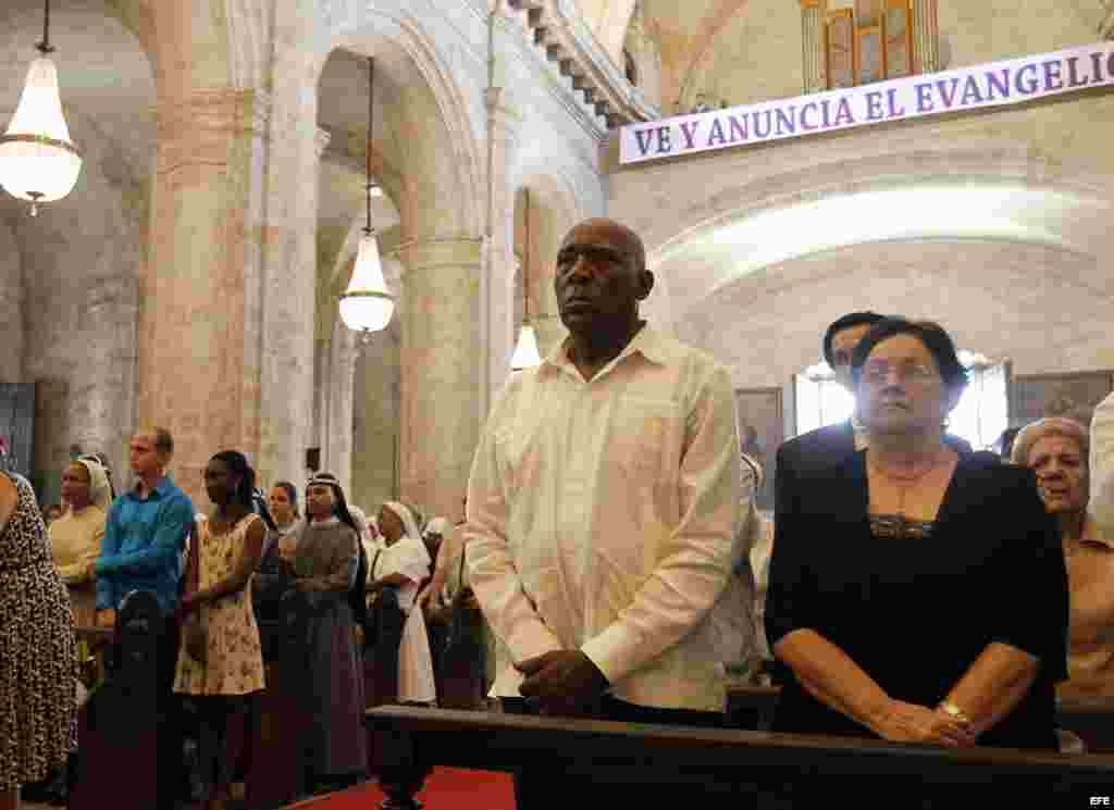  El Vicepresidente cubano, Salvador Valdez Mesa (2d), y la directora de la Oficina de Asuntos Religiosos del Comité Central del Partido Comunista de Cuba, Caridad Diego (d), asisten a la primera misa del nuevo arzobispo de La Habana, Juan de la Caridad García Rodríguez, en la Catedral de La Habana.