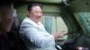 El líder norcoreano, Kim Jong Un, visita una fábrica militar clave en esta foto sin fecha publicada por la Agencia Central de Noticias de Corea del Norte (KCNA) el 14 de agosto de 2023. KCNA vía REUTERS