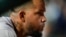 José Abreu, de los Astros de Houston, observa desde el dugout durante la octava entrada de un juego de béisbol contra los Cachorros de Chicago, el martes 23 de abril de 2024, en Chicago. (Foto AP/Erin Hooley)