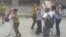 Arresto de Damas de Blanco y un activista frente a la sede del grupo opositor, este domingo 11 de marzo.