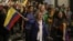 Manifestantes marchan por la calles en apoyo al candidato opositor a las presidenciales ecuatorianas.