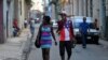Un hombre viste una camiseta con la bandera de EEUU en una calle de La Habana. (AFP / Yamil LAGE)