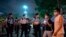 Agentes de policía vigilan los alrededores del Victoria Park, en Hong Kong, durante una vigilia para conmemorar el 32 aniversario de la represión militar contra el movimiento estudiantil en la plaza Tiananmen de Beijing. (AP / Vincent Yu).