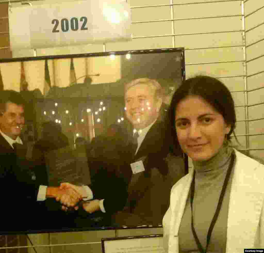 Rosa María Payá posa junto a la foto que muestra a su padre, Oswaldo Payá, en el momento en que recibió  el Premio Sájarov.
