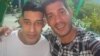 El doctor Eduardo Andrés González León (derecha) junto a su hermano menor. (Facebook)
