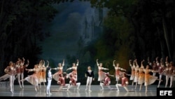 Foto de archivo. Bailarines danzan durante la representación de "El Lago de los Cisnes", del compositor Piotr Chaikovsky, en la 8ª edición del Festival Internacional Mariinsky en San Petersburgo, Rusia.