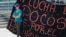 Opositores bloquean diferentes vías hoy, martes 8 de agosto de 2017, durante una manifestación en Caracas.