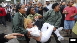 Fotografía de archivo de una Dama de Blanco detenida por las fuerzas represivas castristas.