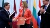 Bruno Rodríguez, saluda a la entonces jefa de política exterior de la UE, Federica Mogherini, junto al canciller de Eslovaquia, Miroslav Lajcak, luego de firmar el Acuerdo de Diálogo Político y Cooperación UE-Cuba en Bruselas, el 12 de diciembre de 2016. REUTERS/Francois Lenoir