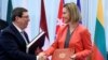 Bruno Rodríguez, saluda a la entonces jefa de política exterior de la UE, Federica Mogherini, luego de firmar el Acuerdo de Diálogo Político y Cooperación UE-Cuba en Bruselas, el 12 de diciembre de 2016. REUTERS/Francois Lenoir