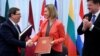 Bruno Rodríguez, saluda a la entonces jefa de política exterior de la UE, Federica Mogherini, junto al ministro de Relaciones Exteriores de Eslovaquia, Miroslav Lajcak, luego de firmar un Acuerdo de Diálogo Político y Cooperación UE-Cuba en Bruselas, el 12 de diciembre de 2016.