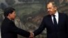 El canciller ruso Serguéi Lavrov saluda al canciller de Nicaragua, Denis Moncada, el 30 de marzo de 2023 en Moscú. (Maxim Shipenkov/Pool via REUTERS).