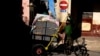Un hombre transporta pan en un triciclo. (YAMIL LAGE / AFP)