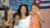 Aymara Nieto Muñoz junto a sus hijas.