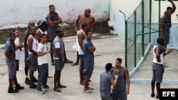 Varios reclusos permanecen en el patio de una prisión en Cuba. Foto Archivo.