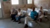 Foto Archivo. Pacientes en un policlínico de La Habana esperan ser atendidos. (AP Photo/Ismael Francisco)