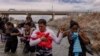 Yusniel, migrante de Cuba, con su hijo de 10 días de edad, y su esposa, Yanara, en el Río Grande, en la frontera sur de Estados Unidos, el 6 de octubre de 2023. (REUTERS/Adrees Latif/File Photo).