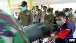 Soldados del Ejército del Aire trasladancuerpos de dos de las víctimas del avión de AirAsia accidentado