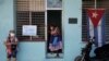 Una mujer deja un centro de vacunaci[on contra el COVID-19 en La Habana. (REUTERS/Alexandre Meneghini)