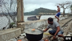 Cubanos se recuperan hoy, miércoles 5 de octubre de 2016, de los destrozos y estragos causados por el paso del huracán Matthew en Baracoa, provincia de Guantánamo (Cuba). El huracán Matthew dejó a su paso por Cuba graves destrozos en el extremo oriental