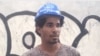 El artista Luis Manuel Otero Alcántara durante el performance que alerta sobre los derrumbes en La Habana.
