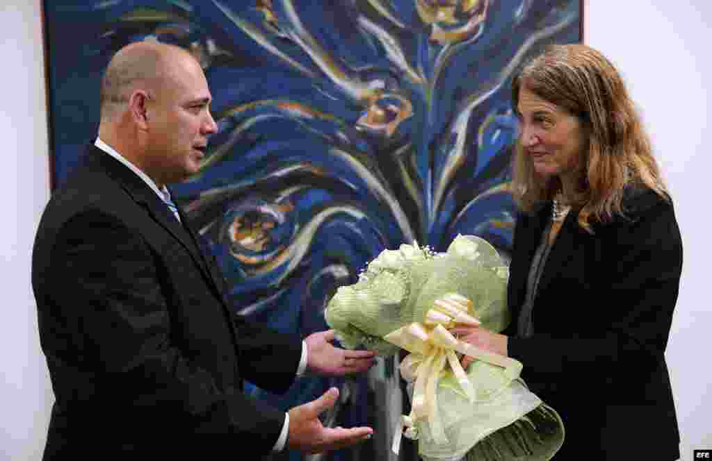 El ministro de Salud de Cuba, Roberto Morales (i), y la secretaria de Salud y Servicios de EE.UU., Sylvia Burwell (d), se reúnen en La Habana Cuba.