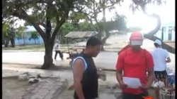 Activistas distribuyen pegatinas en las calles de Caimanera Activistas distribuyen pegatinas en las calles de Caimanera