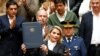 La presidenta interina de Bolivia, Jeanine Añez, proclama la Ley de régimen excepcional y transitorio para la realización de elecciones generales.