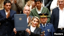 La presidenta interina de Bolivia, Jeanine Añez, proclama la Ley de régimen excepcional y transitorio para la realización de elecciones generales.