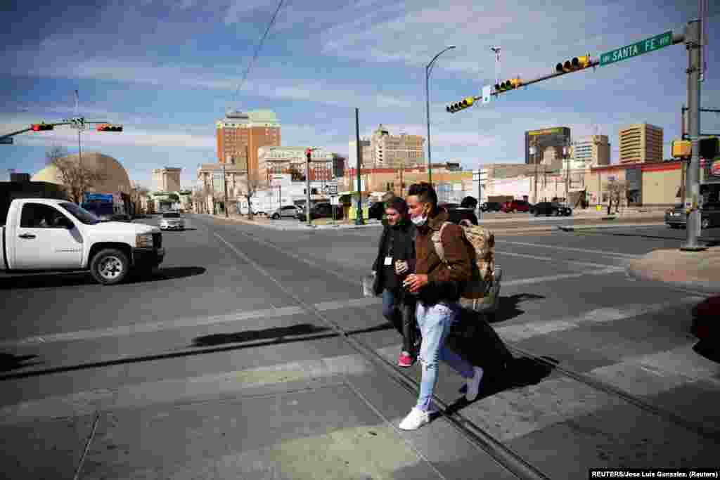Yunior Espinosa y Pedro Luis Ruiz, migrantes cubanos bajo el Programa de Protección de Migrantes (MPP) por sus siglas en inglés, caminan hacia la terminal de auto bus después de cruzar desde México la frontera hacia El Paso Texas, Estados Unidos y poder continuar sus trámites de asilo. Foto: tomada el 11 de marzo de 2021 por REUTERS/José Luis González.