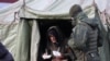 Migrantes ilegales reciben alimentos en la frontera entre Polonia y Bielorrusia. (AFP/Andrei Pokumeiko).