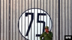 n soldado cubano monta guardia junto a la Oficina de Intereses de Estados Unidos en Cuba, donde se ha colocado un cartel con un número 75 en solidaridad con los 75 disidentes detenidos en la primavera del 2003.