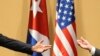 Las manos de Barack Obama y Raul Castro en conferencia de prensa en La Habana el 21 de marzo de 2016. AP Photo/Dennis River