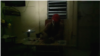 Un cubano se alumbra con una linterna durante un apagón. Captura de video/OCB (video grab)