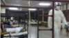 Centro aislamiento en la Facultad de Ciencias Médicas en Villa Clara. Los pacientes duermen en los pasillos. Publicado por @Hitman47984684