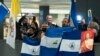 Manifestantes de Nicaragua en el aeropuerto internacional Washington Dulles el 9 de febrero de 2023, recibiendo a expresos políticos. (AP Photo/José Luis Magana).