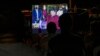 Los vecinos ven la toma de posesión de Daniel Ortega en una pantalla gigante en un parque en el barrio Julio Buitrago de Managua. (AP Foto/Andrés Núñez)