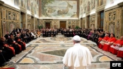 Imagen cedida por el periódico L'Osservatore Romano el 30 de septiembre del 2013 del papa Francisco durante la reunión Internacional por la Paz, en Ciudad del Vaticano.