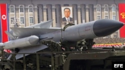 Fotografía facilitada por la agencia norcoreana NCNA de un misil tierra-aire durante el desfile militar celebrado en Piongyang el 15 de abril de 2014. EFE