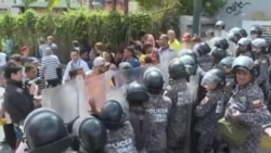 Venezolanos exigen a Maduro el prometido pernil de cerdo por fin de año Venezolanos exigen a Maduro el prometido pernil de cerdo por fin de año