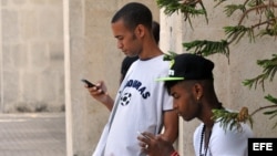 Varias personas usan sus teléfonos en La Habana (Cuba).