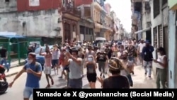 En la capital las personas se manifestaron en muchos barrios. Muchos marcaharon desde La Habana Vieja, Centro Habana y Cerro hasta concentrarse en el capitolio.